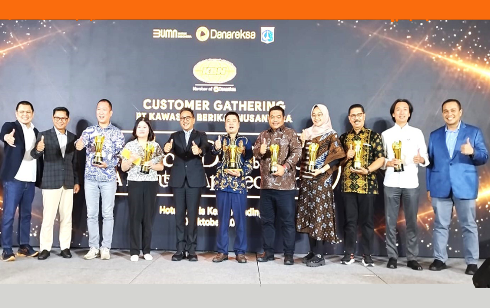 Jajaran direksi bersama para peraih KBN Awards 2024. -Majalah KBN-