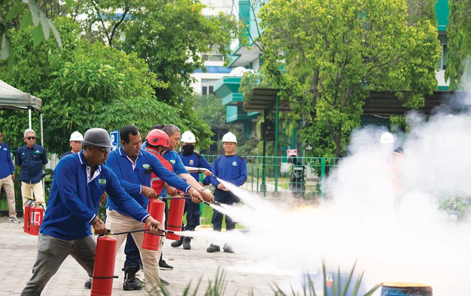 Pelatihan pemadaman kebakaran di SBU Marunda. -MY-