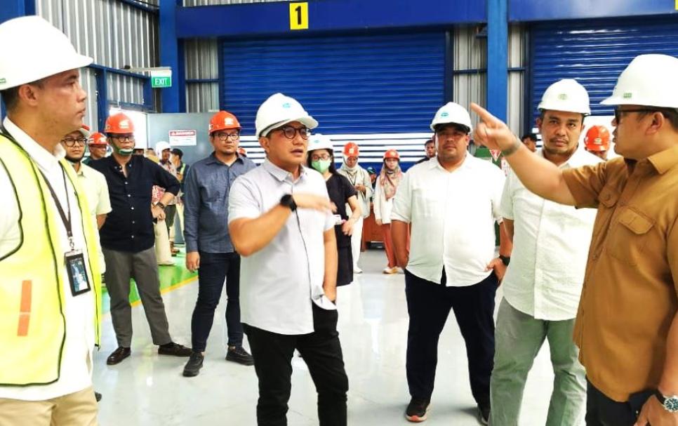 Dirut Danareksa kunjungi Gudang Konsolidasi anak usaha KBN di Marunda C-05 yang bekerjasama dengan APL Logistics. -My-